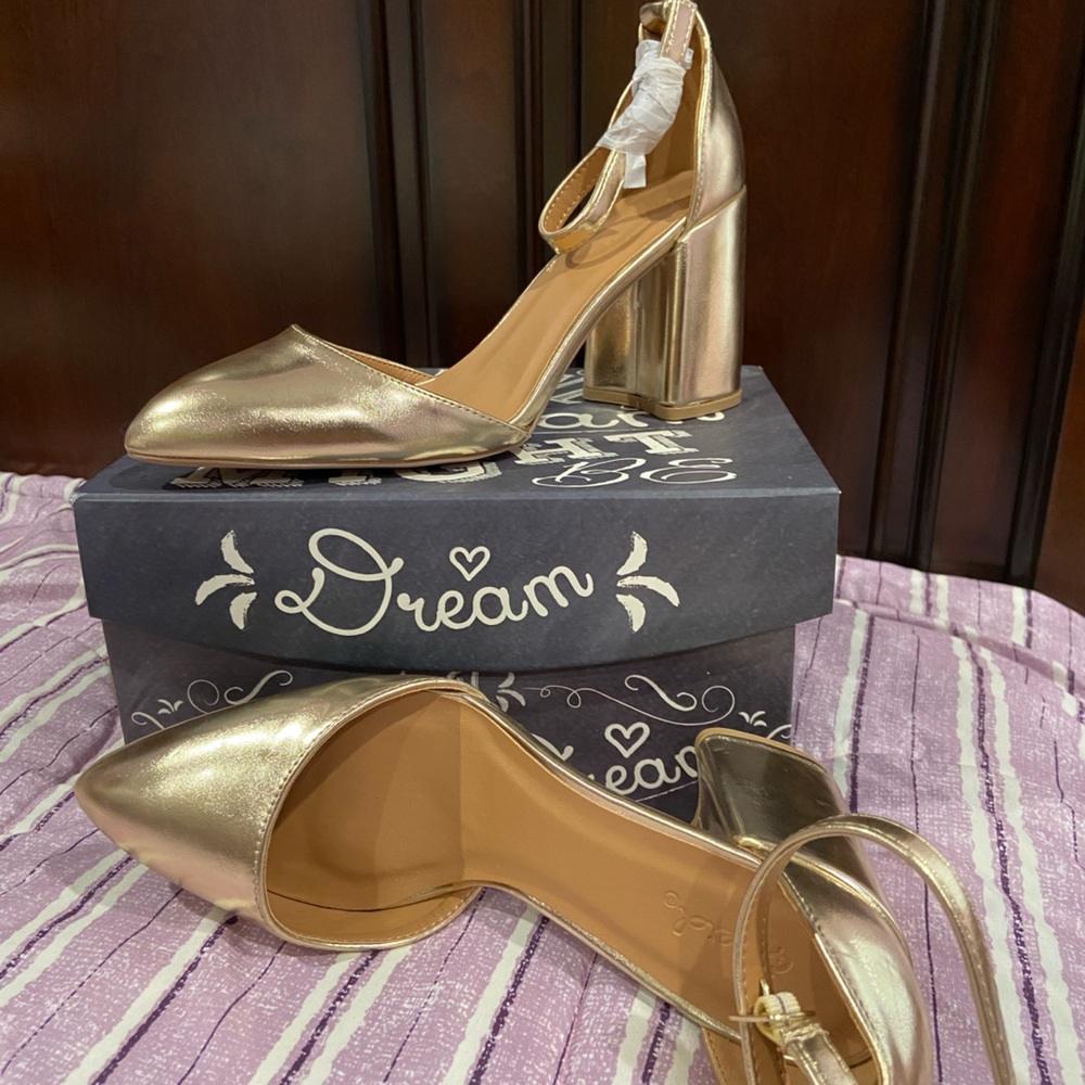 NEW!! Gold heels!!